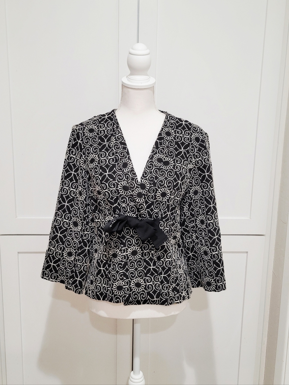Bandolino Black & Cream Embroidered Tie-Front Jacket | Women’s Size 14
